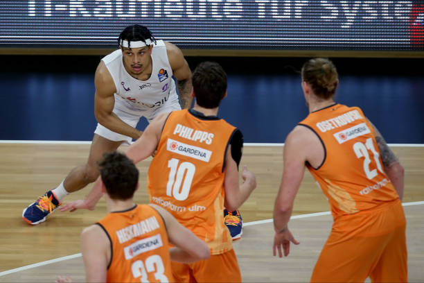 她以无畏的 她以无畏的