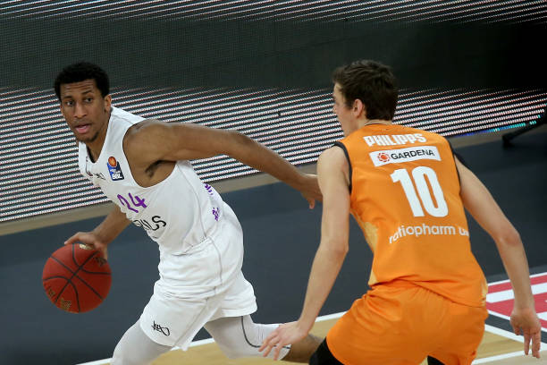 恩佐似乎正 恩佐似乎正